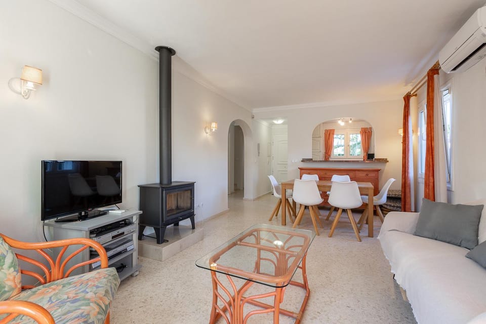 Communal lounge/ TV room, TV and multimedia, Living room, Seating area, Dining area