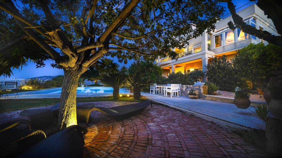 Property building, Patio, Garden, Garden view, Swimming pool, Swimming pool, Sunset
