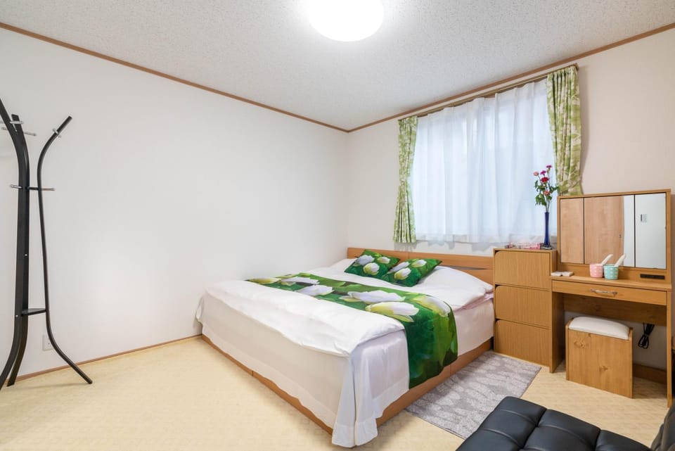 Bed, Photo of the whole room, hair dresser