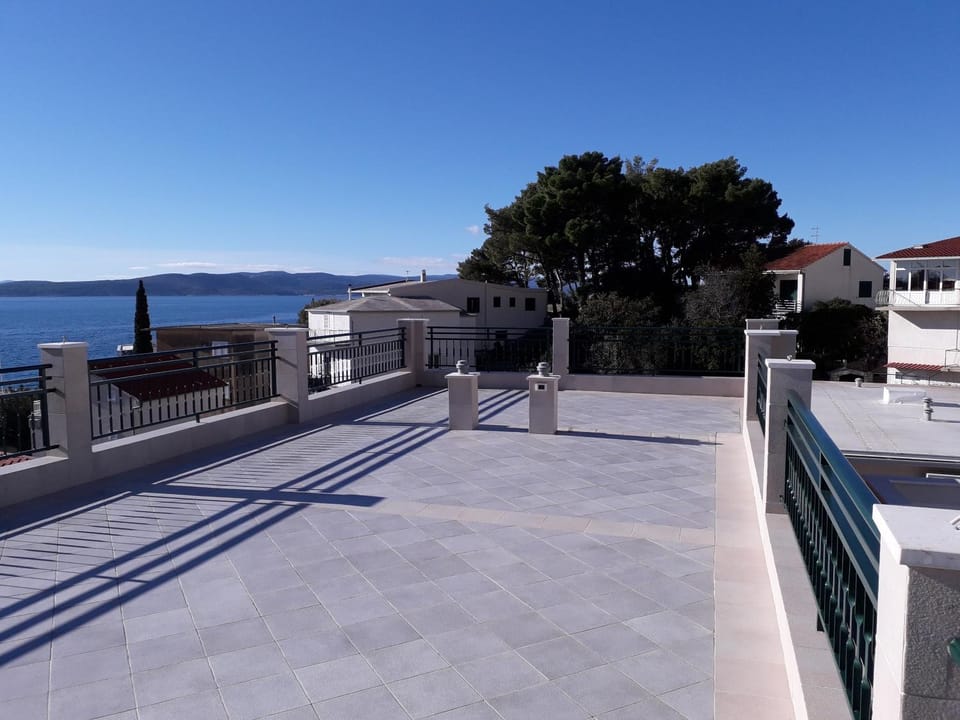 City view, Sea view