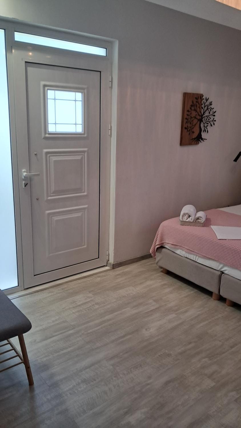 Facade/entrance, Bed, Photo of the whole room, Bedroom, towels