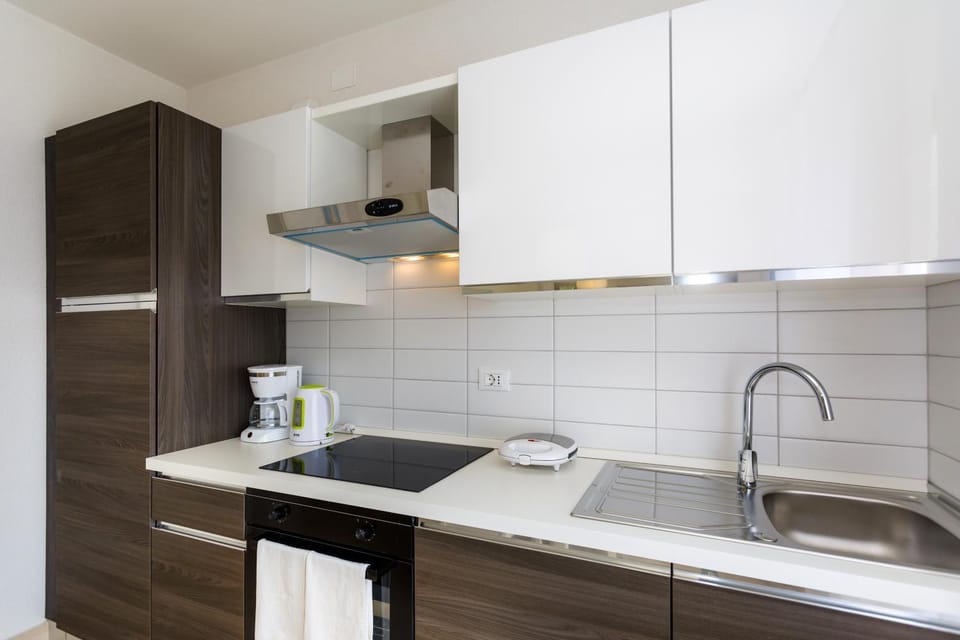 Kitchen or kitchenette, Communal kitchen