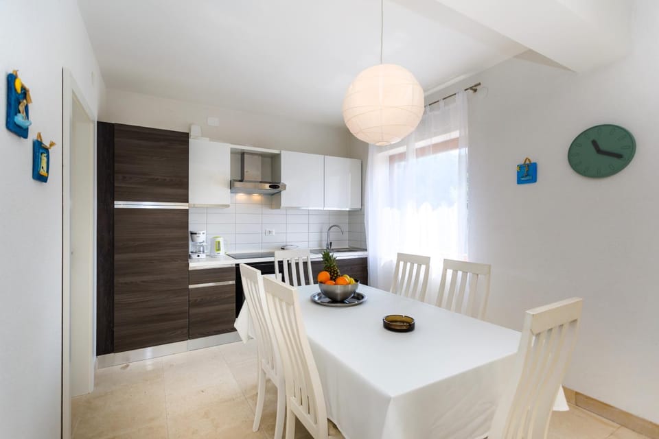 Kitchen or kitchenette, Dining area, Communal kitchen