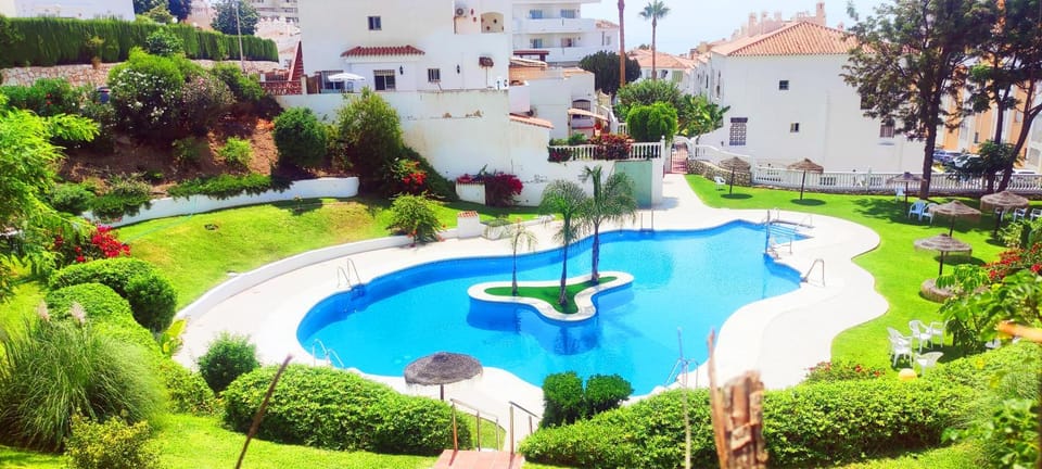 Property building, Spring, Day, Natural landscape, Garden, Garden view, Pool view, Swimming pool, Swimming pool, sunbed