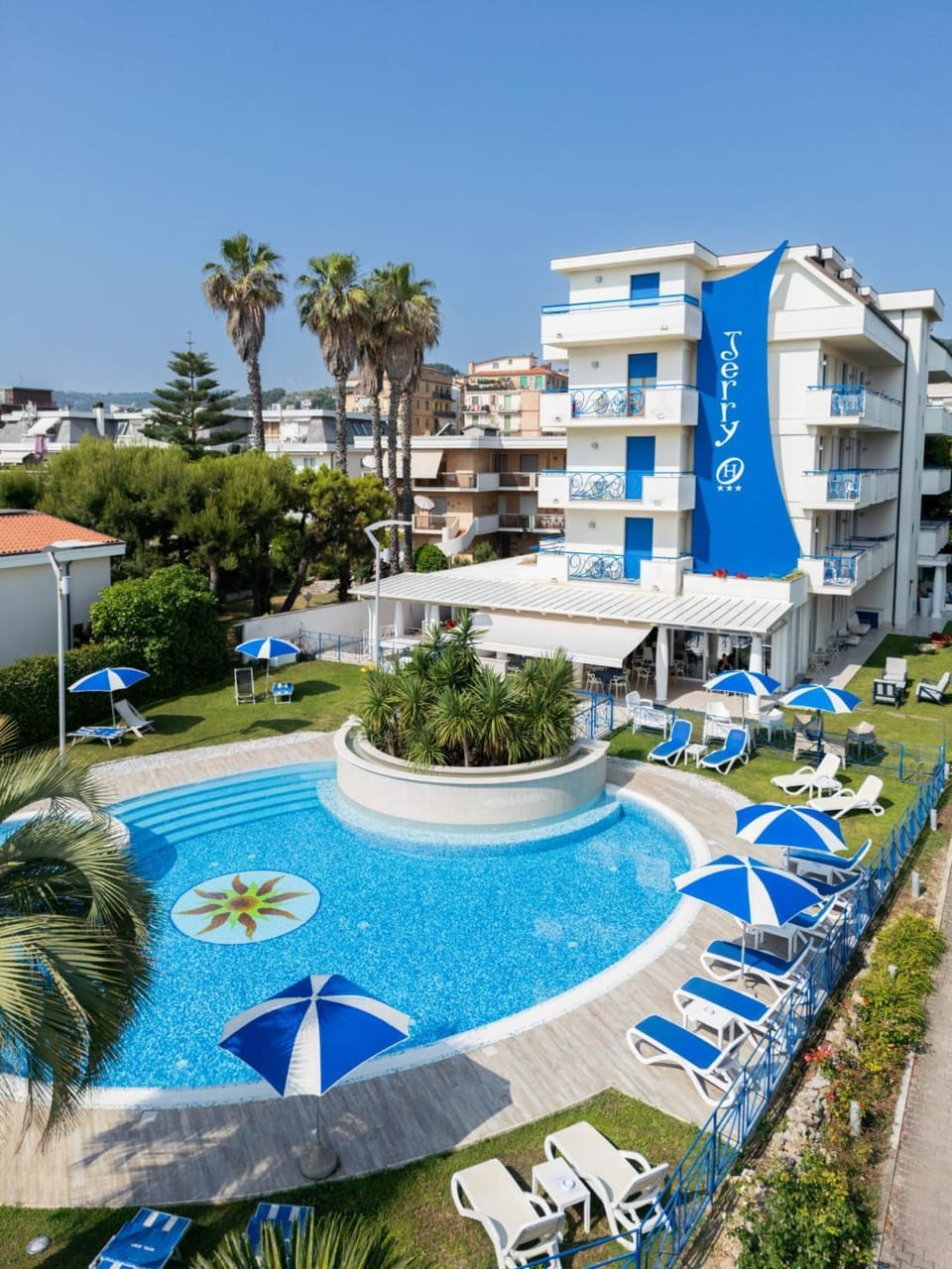 Property building, Restaurant/places to eat, Swimming pool