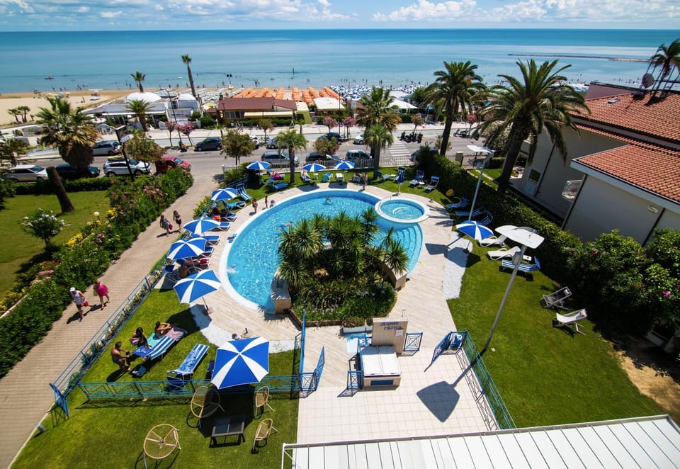 Day, Bird's eye view, Garden, Beach, Garden view, Pool view, Sea view, Swimming pool, sunbed