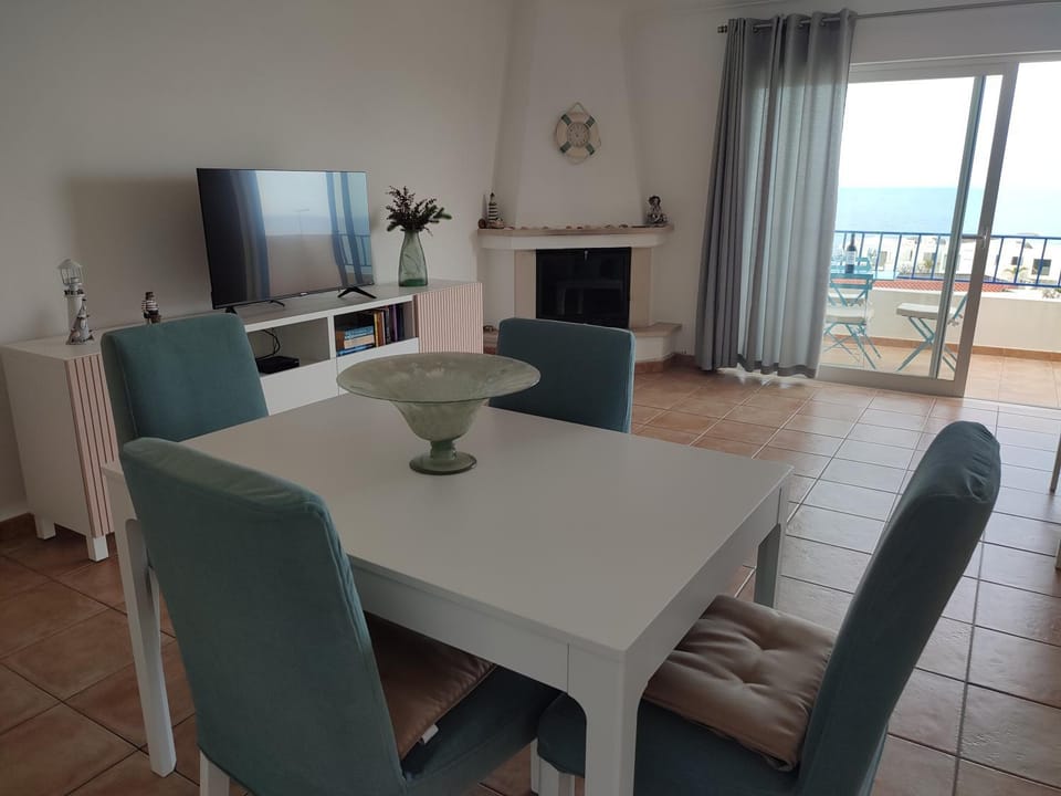 Communal lounge/ TV room, TV and multimedia, Living room, Dining area