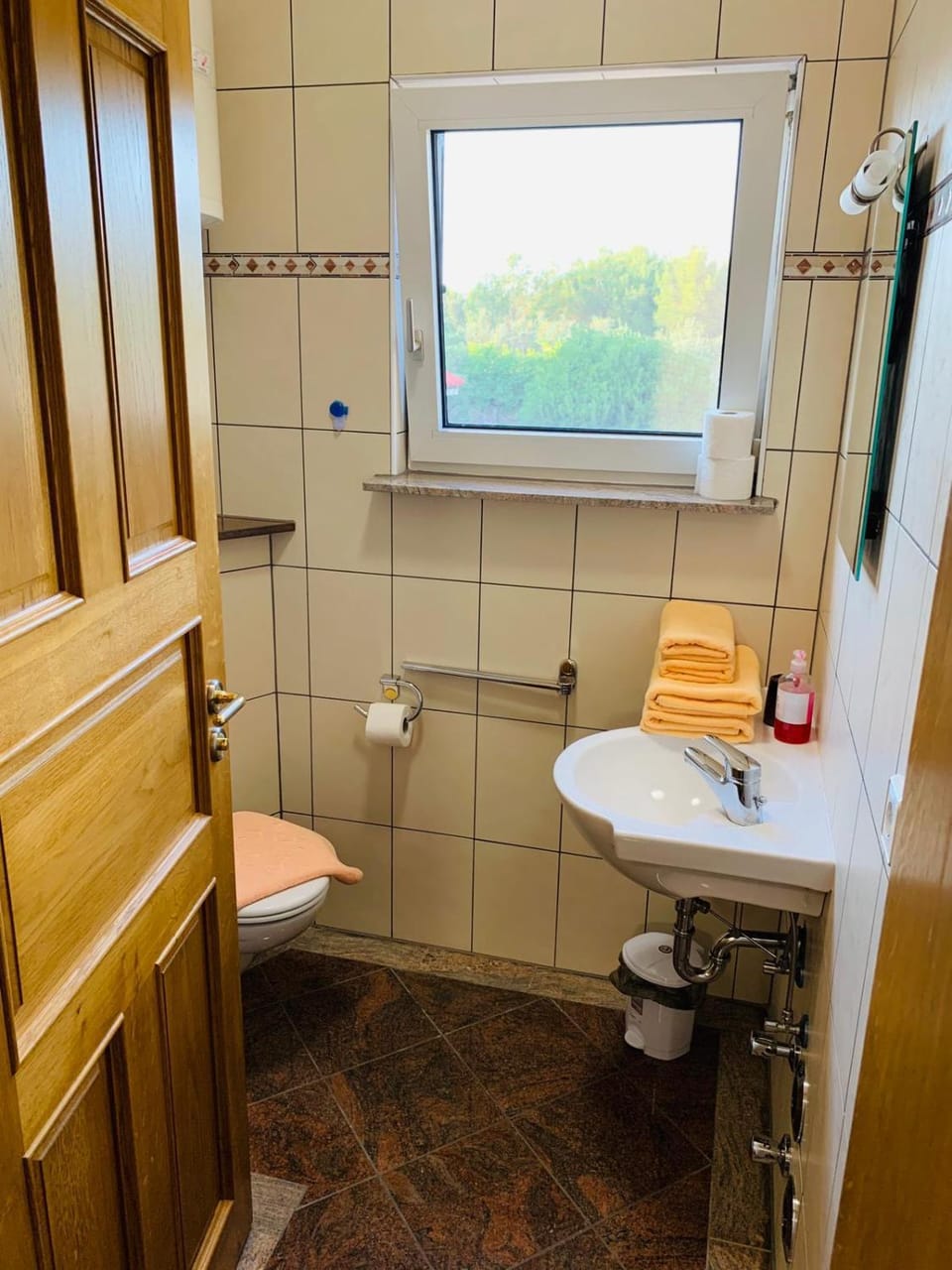 Shower, Toilet, Bathroom, heating, towels