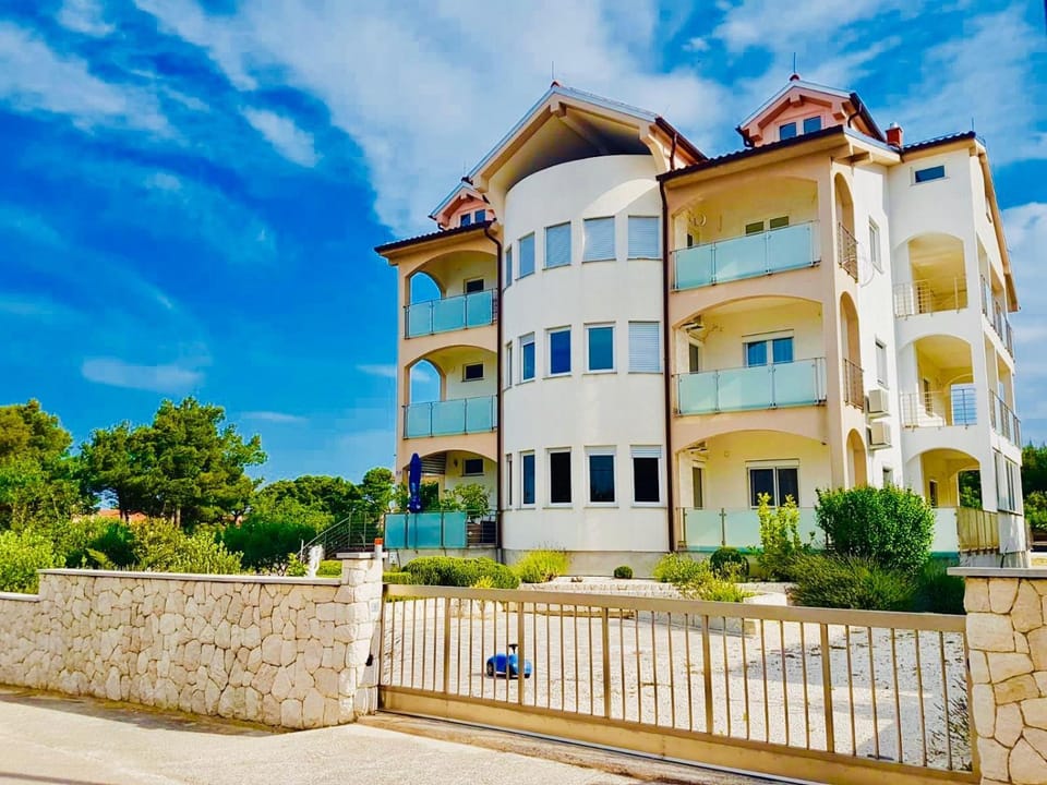Property building, Day, BBQ facilities, On site