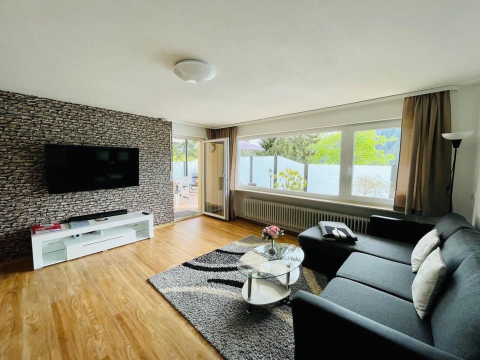 Communal lounge/ TV room, TV and multimedia, Living room, Seating area, Evening entertainment