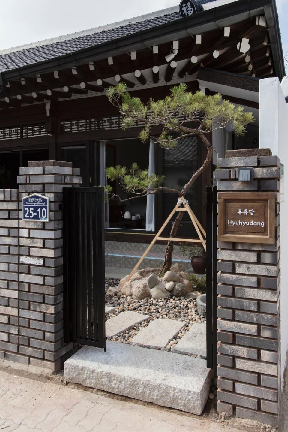 Facade/entrance