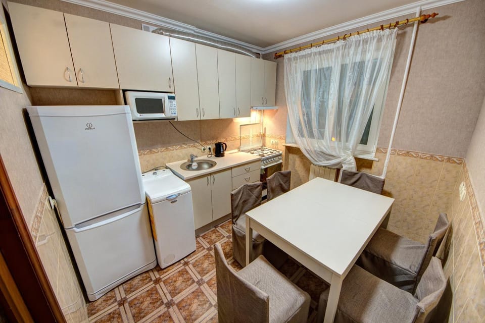 Kitchen or kitchenette, minibar