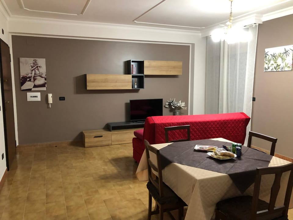 TV and multimedia, Living room, Seating area, Dining area