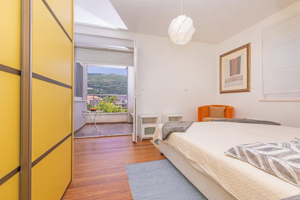 Bed, Natural landscape, Balcony/Terrace, Bedroom, River view