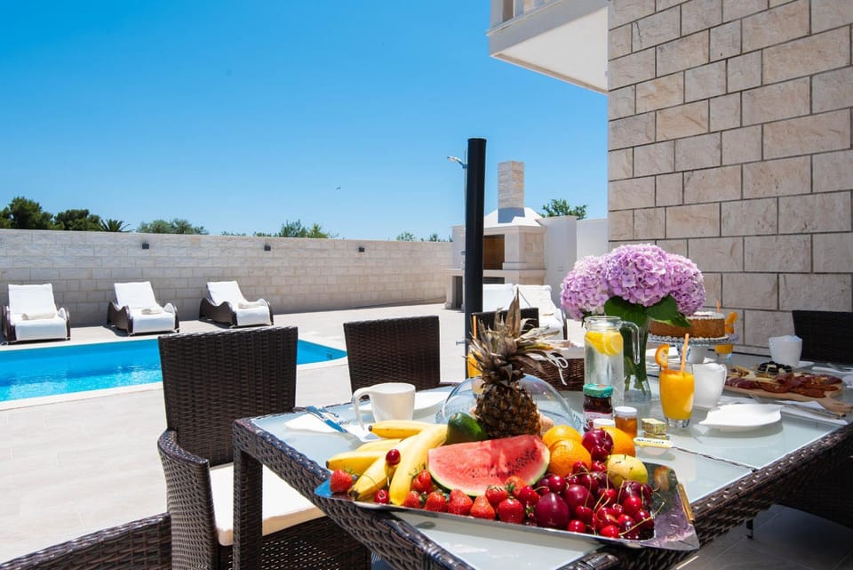 Balcony/Terrace, Food and drinks, Swimming pool, sunbed