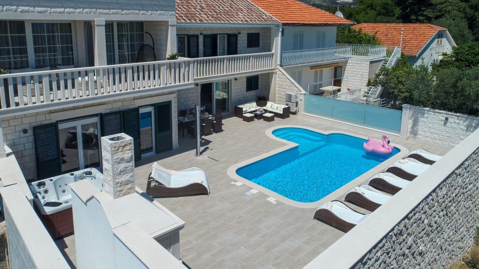 Property building, Hot Tub, Balcony/Terrace, Balcony/Terrace, Pool view