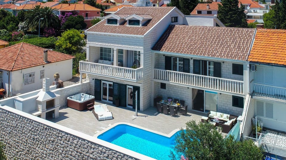 Property building, BBQ facilities, Balcony/Terrace, Swimming pool
