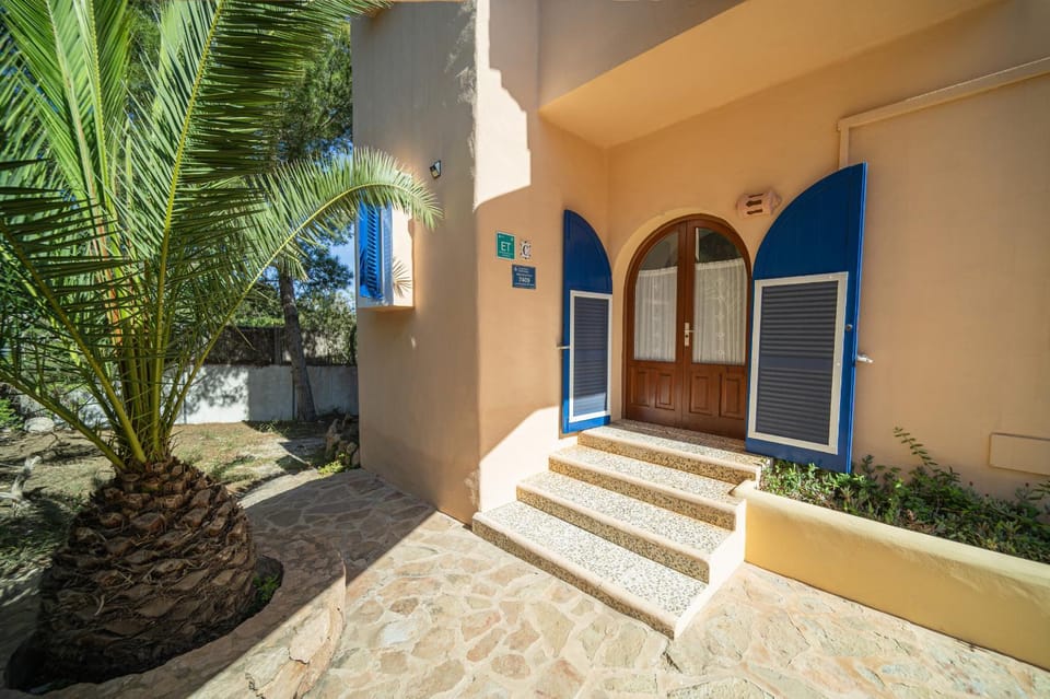 Property building, Facade/entrance, Off site