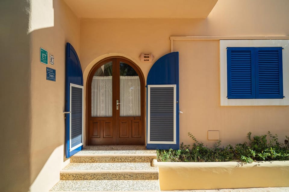 Property building, Facade/entrance, Off site