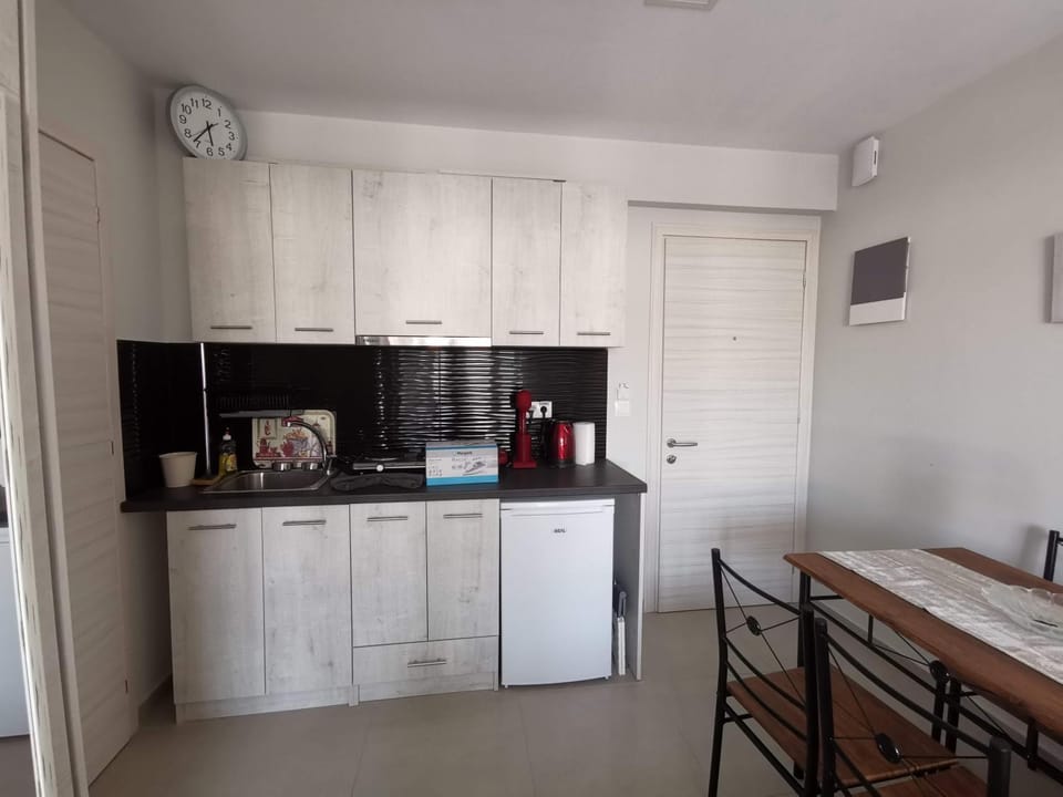 Coffee/tea facilities, Kitchen or kitchenette, stove