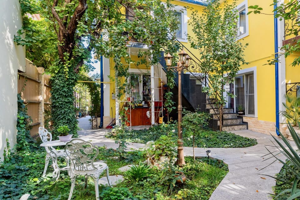 Property building, Garden, Seating area, Garden view, Breakfast
