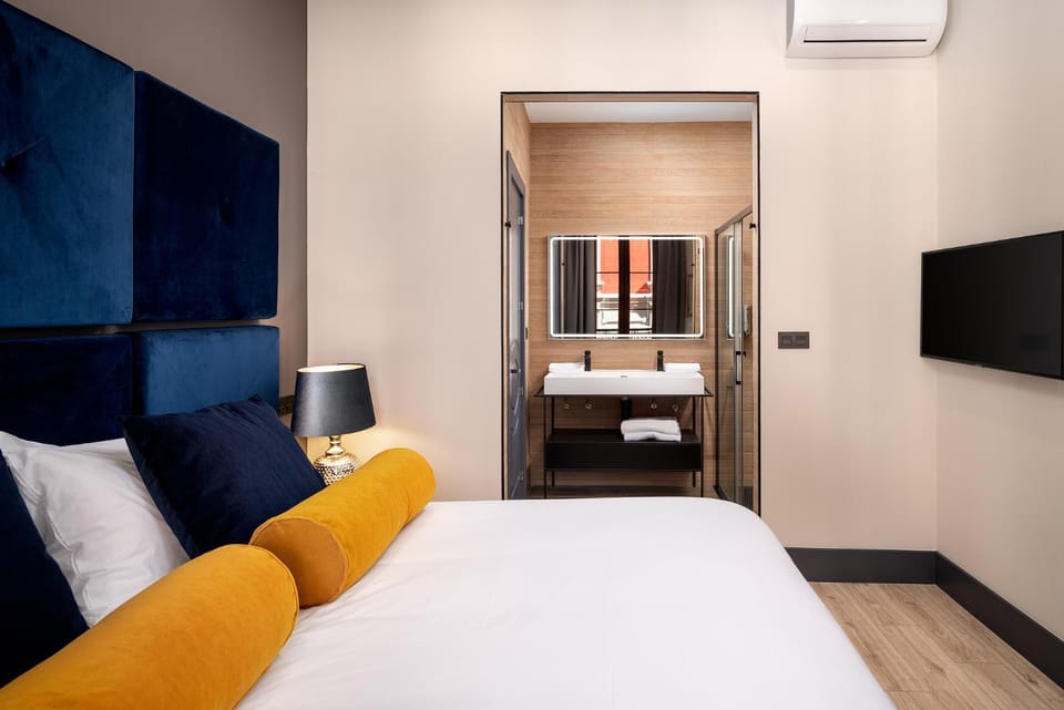 Bed, Photo of the whole room, Bedroom