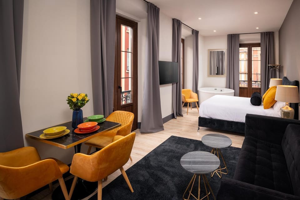 Photo of the whole room, Bedroom