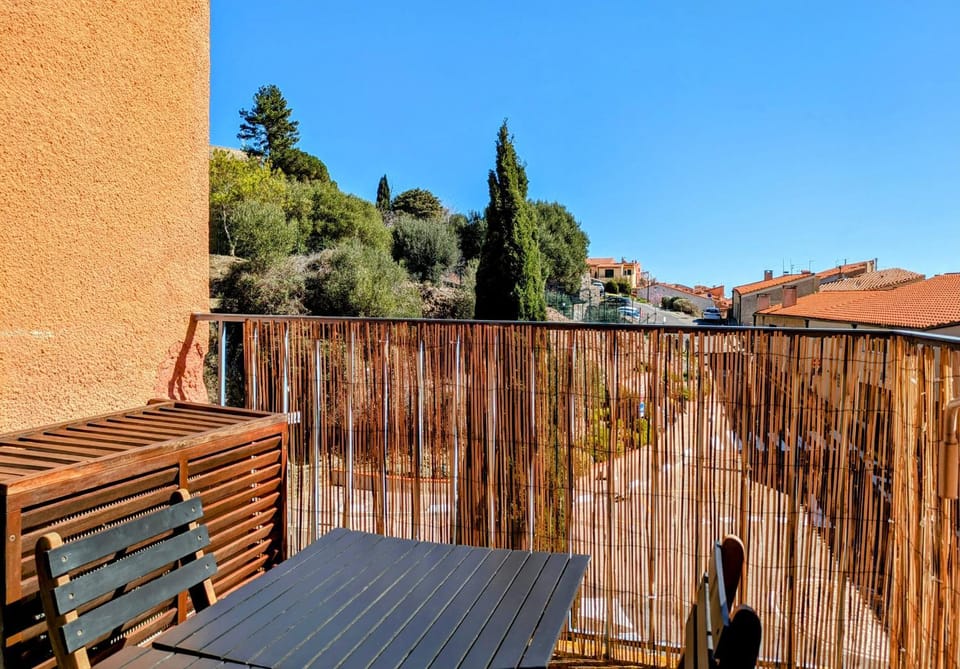 Property building, Patio, Facade/entrance, Day, Natural landscape, View (from property/room), Balcony/Terrace, Dining area