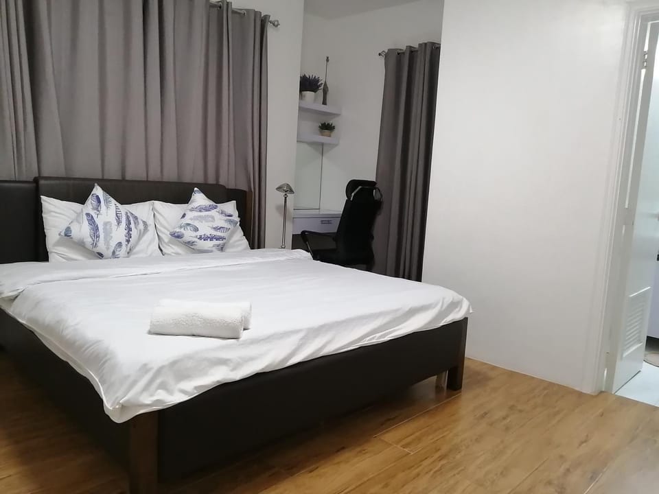 High End Luxury big 2BR in Salcedo Village Makati Apartment in Pasay