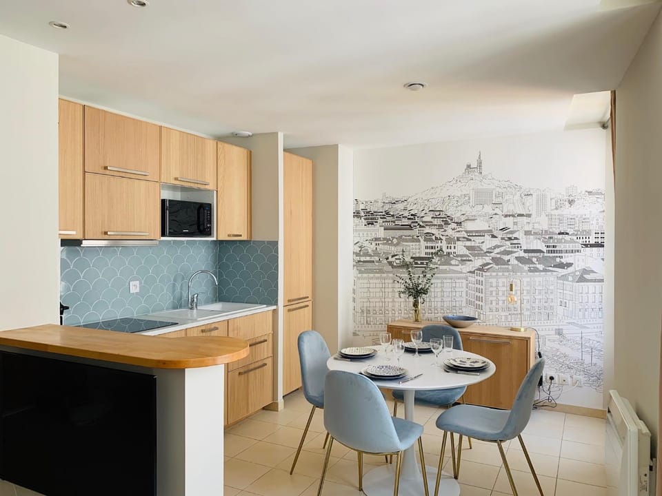 Kitchen or kitchenette, Dining area