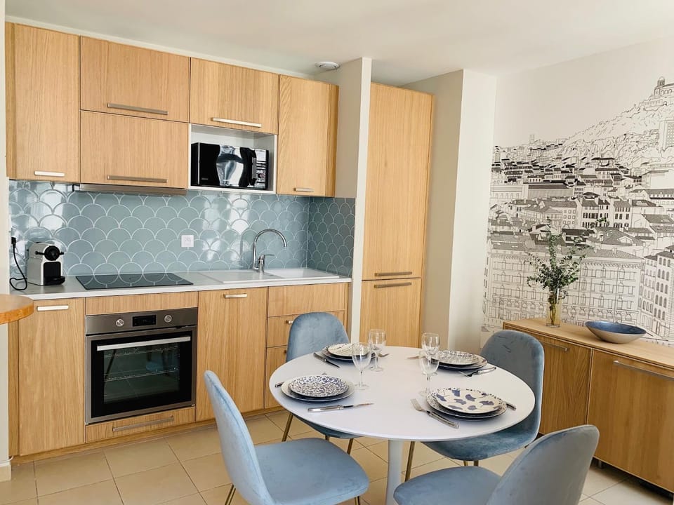 Kitchen or kitchenette, Dining area