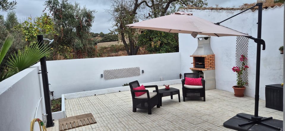 Shower, BBQ facilities, Inner courtyard view