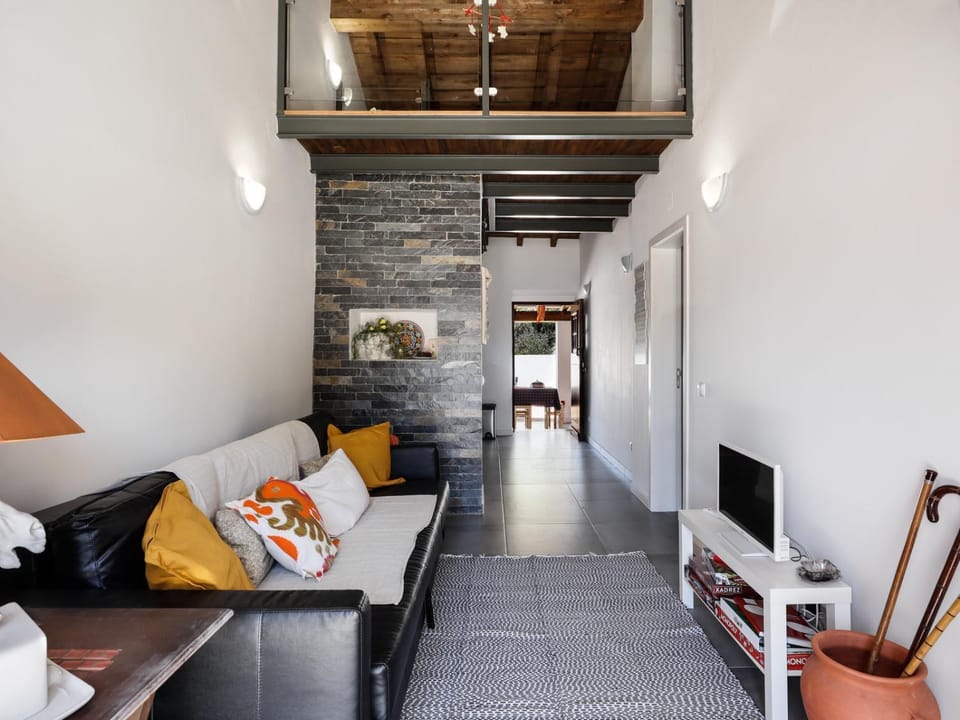 Communal lounge/ TV room, Bed, Living room