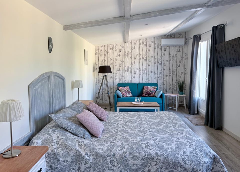 Photo of the whole room, Bedroom