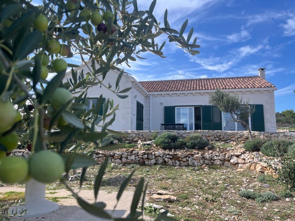 Villa Luisa Pucisca - 2 Häuser, 6 Schlafzimmer Insel Brac - Pool, Grill, Kamin, Tischtennis, Boccia Villa in Split-Dalmatia County