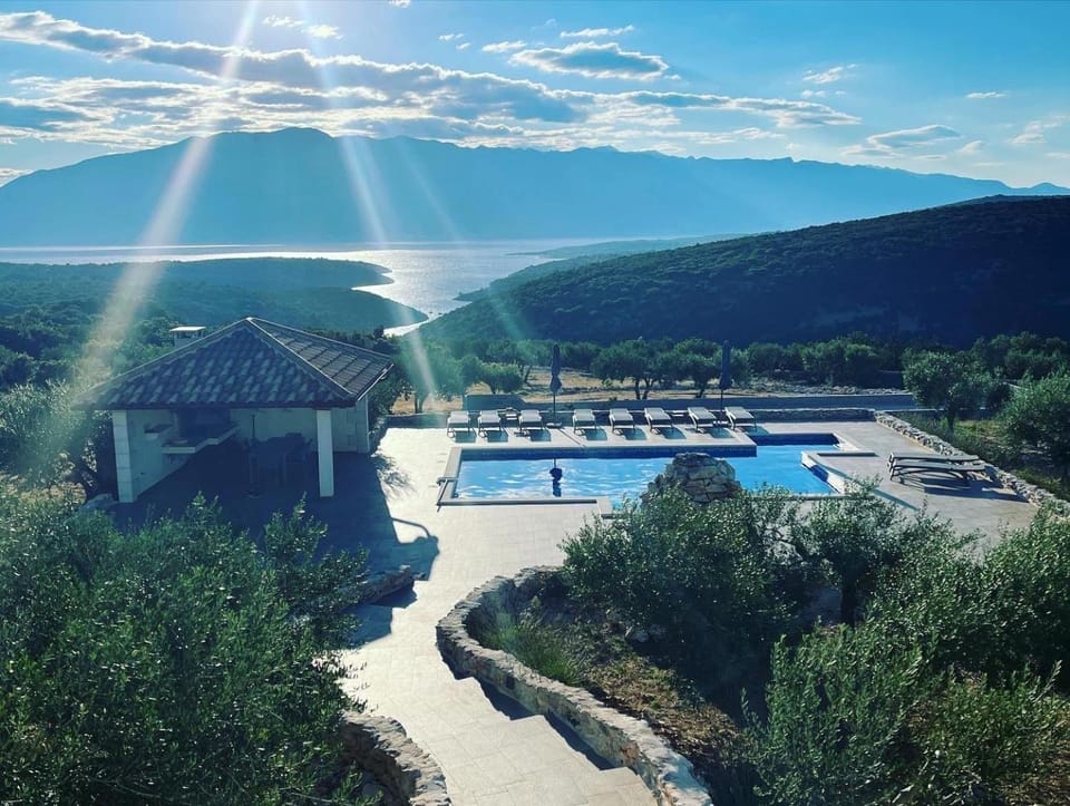 Lake view, Mountain view, Pool view, Swimming pool, sunbed