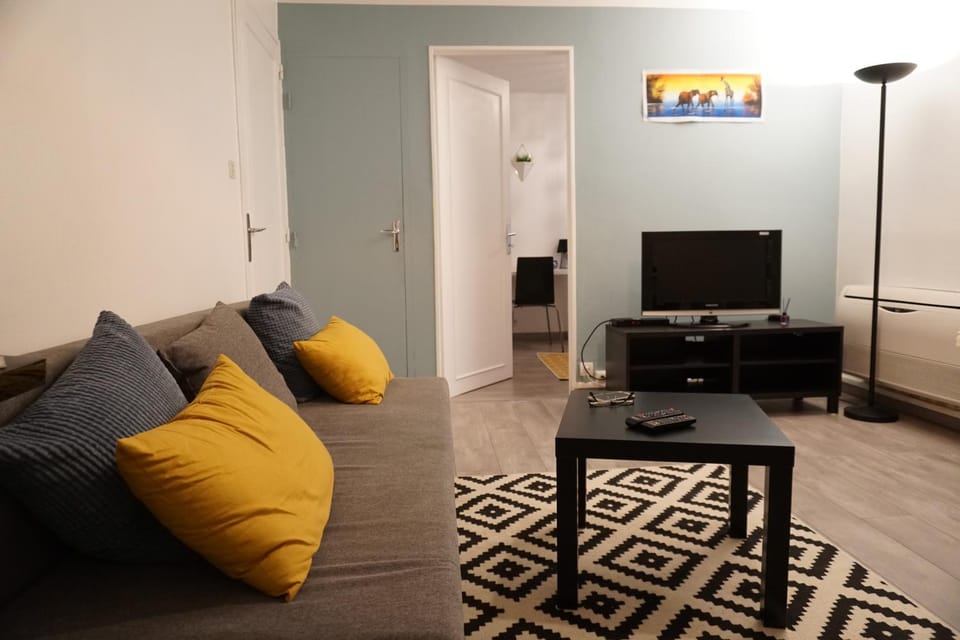 TV and multimedia, Living room, Seating area, Evening entertainment