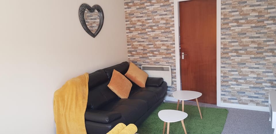 NEW refurb now- sleep upto 4- HEART OF city Apartment in Edinburgh