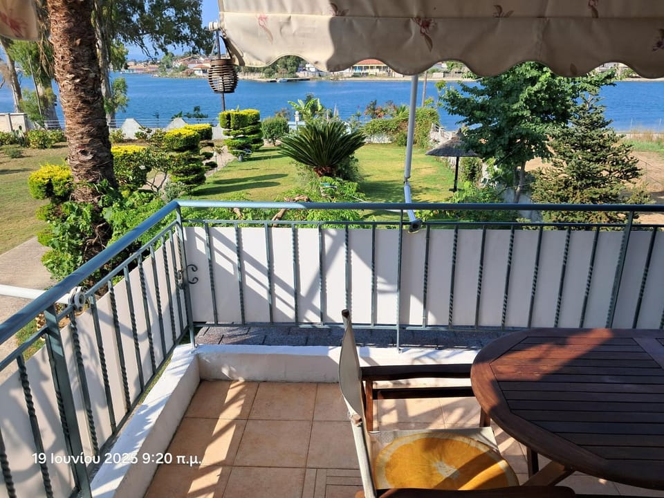 Top floor on villa, 3' from center, by the sea! Host is Efi Kwsta Apartment in Greece