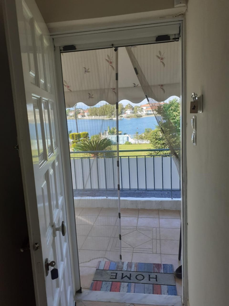 Top floor on villa, 3' from center, by the sea! Host is Efi Kwsta Apartment in Greece