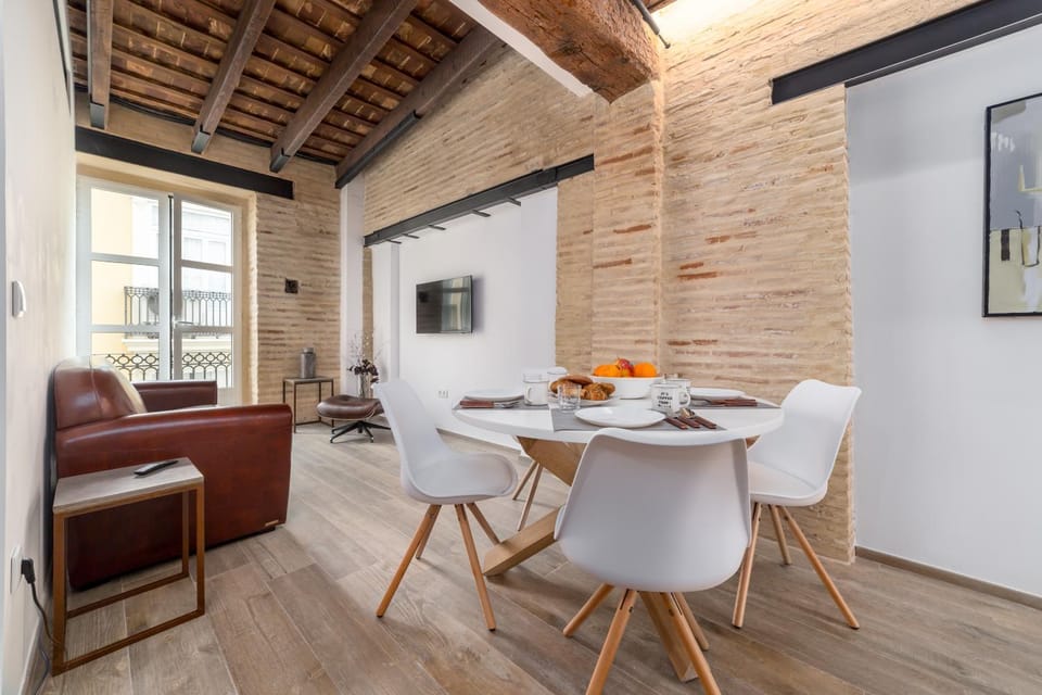 TV and multimedia, Living room, Seating area, Dining area