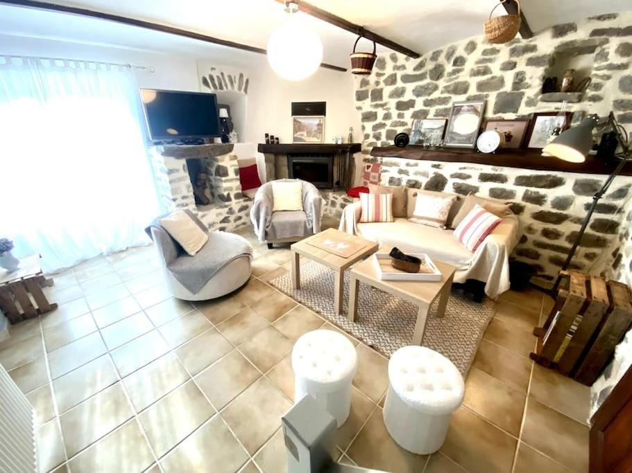 La ferme de mon grand-pėre, Gîte les Bourriaux 6p 3ch House in Provence