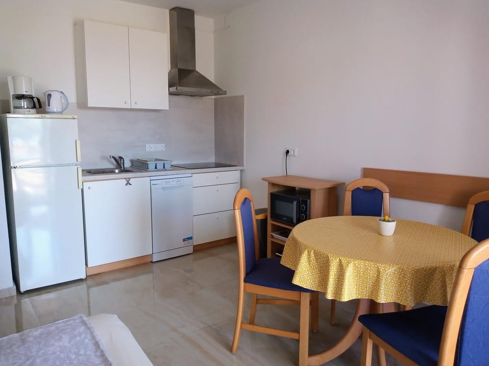 Kitchen or kitchenette, Living room, Seating area, dishwasher, minibar, stove, toaster, kitchen, air conditioner