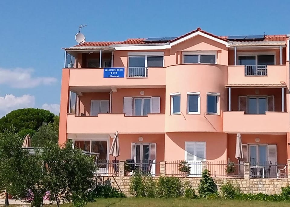 Property building, Summer, Balcony/Terrace