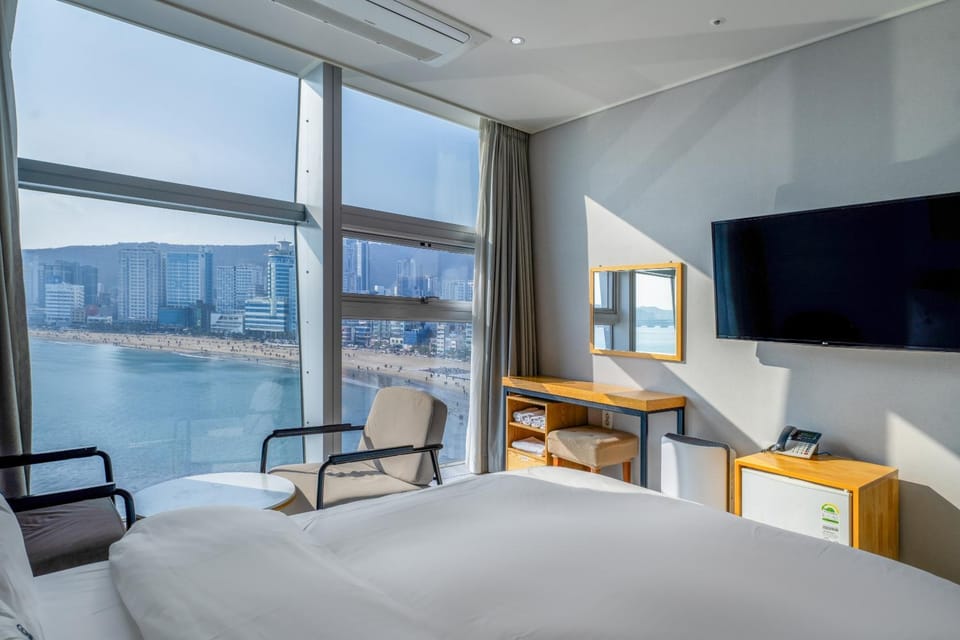 Bed, Bedroom, Sea view