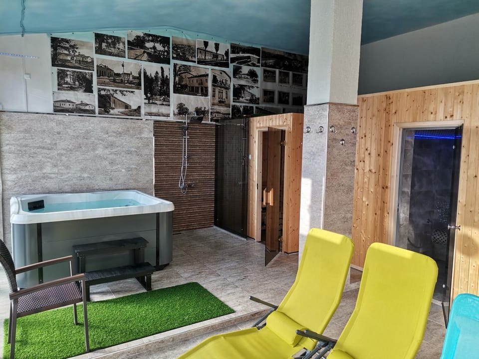 Hot Tub, Sauna, Steam room