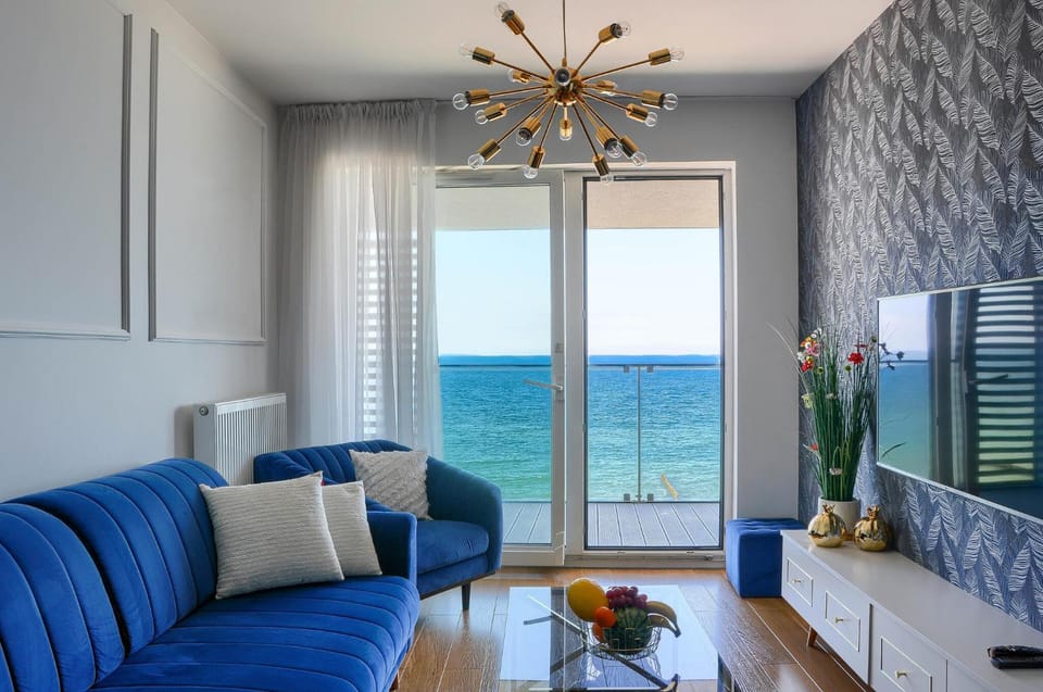 Natural landscape, TV and multimedia, Living room, Seating area, Evening entertainment, Sea view