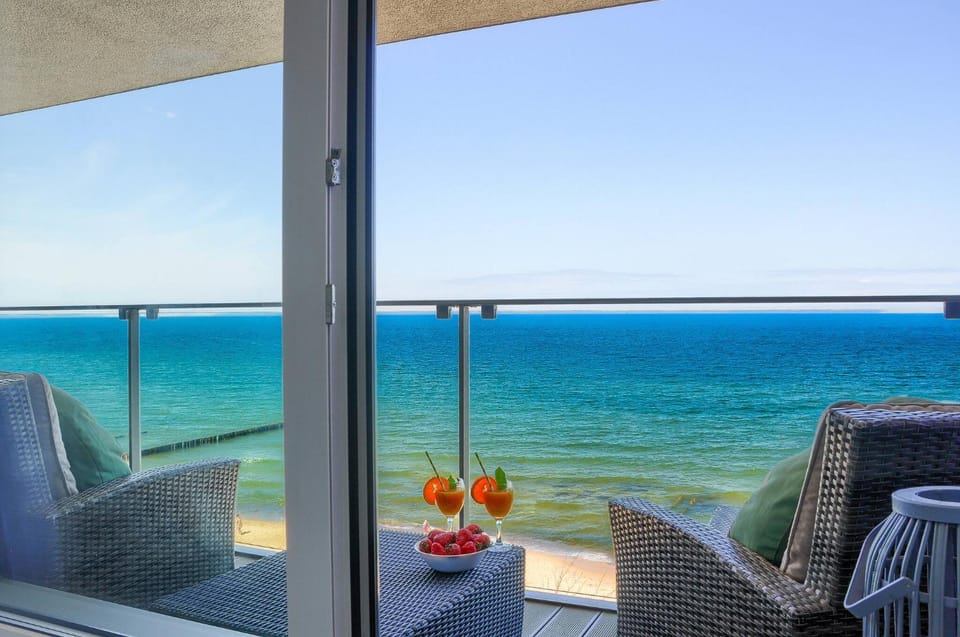 Day, Natural landscape, View (from property/room), Balcony/Terrace, Living room, Seating area, Beach, Sea view