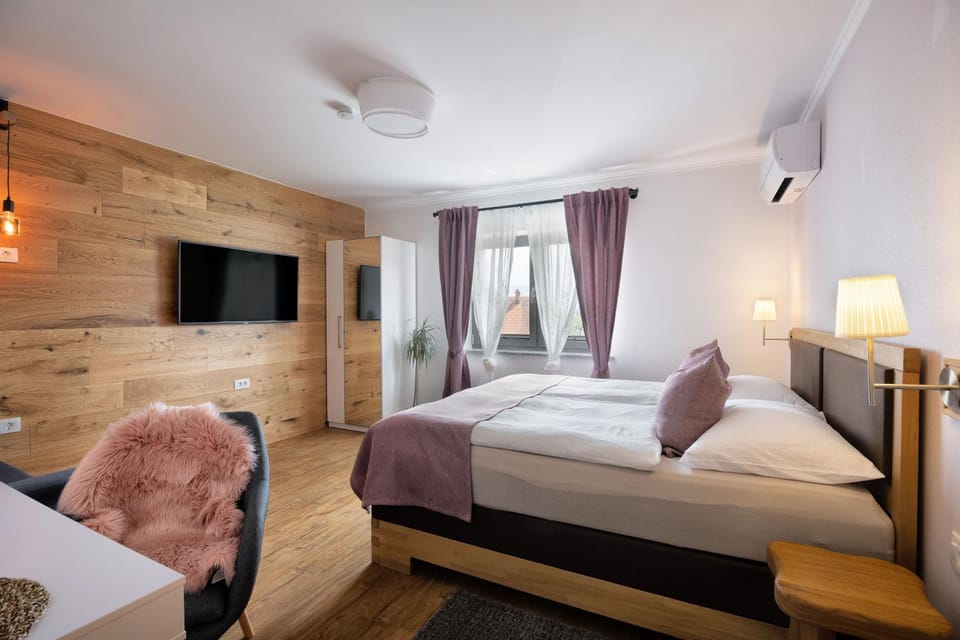Bed, TV and multimedia, Photo of the whole room, Decorative detail, Bedroom, heating, air conditioner