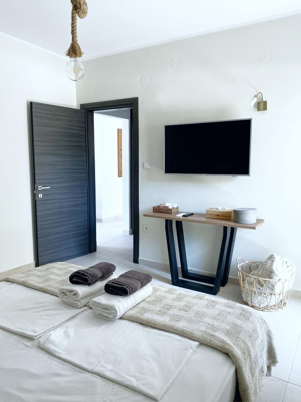 Bed, TV and multimedia, Bedroom